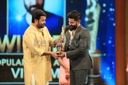 Mohanlal and Vikram at Asianet Film Awards 2016