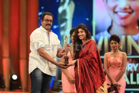 Sai Pallavi at Asianet Film Awards 2016